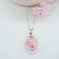 Collar con Flores Naturales Encapsuladas en Cristal Libela y Cadena de Acero Inoxidable Collar con Flores Naturales Encapsuladas en Cristal Libela y Cadena de Acero Inoxidable