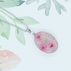 Collar con Flores Naturales Encapsuladas en Cristal Libela y Cadena de Acero Inoxidable Collar con Flores Naturales Encapsuladas en Cristal Libela y Cadena de Acero Inoxidable