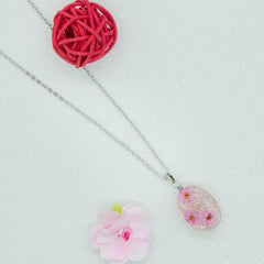 Collar con Flores Naturales Encapsuladas en Cristal Libela y Cadena de Acero Inoxidable Collar con Flores Naturales Encapsuladas en Cristal Libela y Cadena de Acero Inoxidable