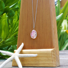 Collar con Flores Naturales Encapsuladas en Cristal Libela y Cadena de Acero Inoxidable Collar con Flores Naturales Encapsuladas en Cristal Libela y Cadena de Acero Inoxidable