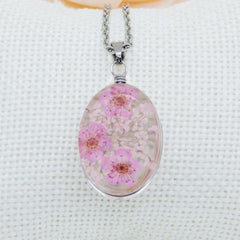 Collar con Flores Naturales Encapsuladas en Cristal Libela y Cadena de Acero Inoxidable Collar con Flores Naturales Encapsuladas en Cristal Libela y Cadena de Acero Inoxidable