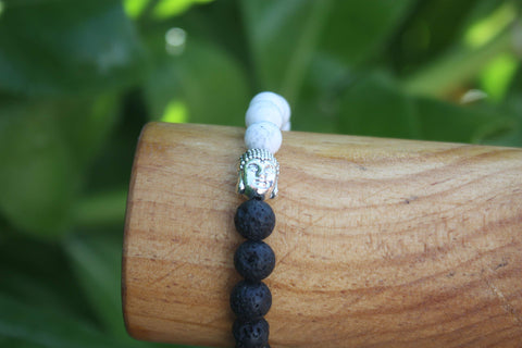 Pulsera Piedras Volcanicas y Howlita Blanca con Dije de Buda Libela